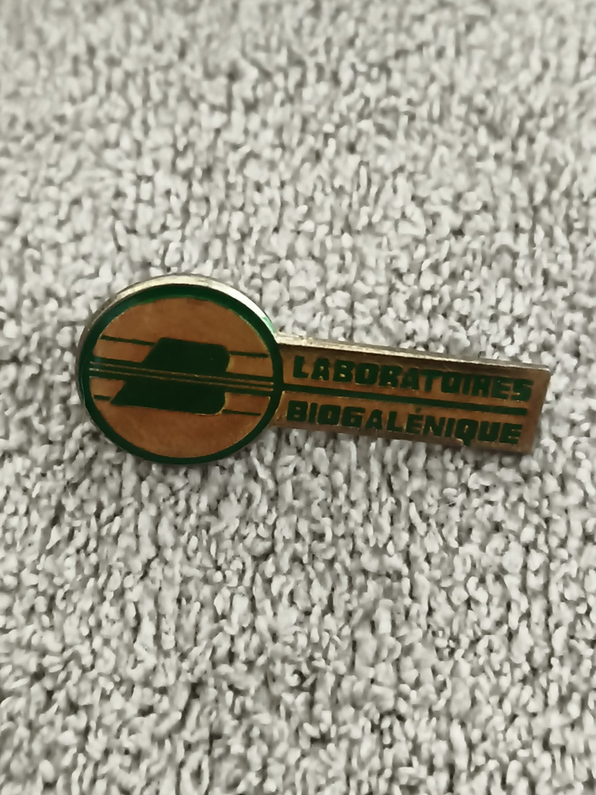 Pin's vintage Laboratoires Biogalénique vert doré pharmacie badge ancien (Ref 2)