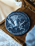 Médaille Pirates des Caraïbes métal argenté tête de mort Disney Disneyland