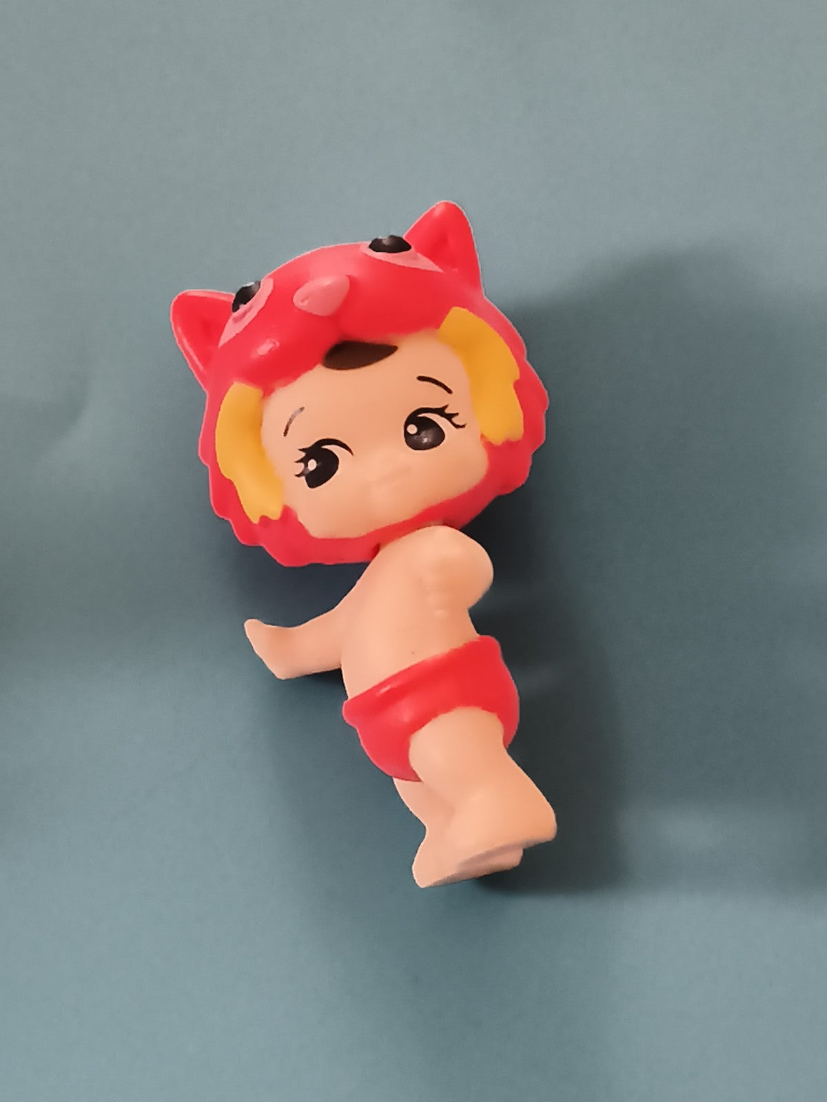 Figurine bébé Twozies chapeau animal rouge jaune mini poupée jouet