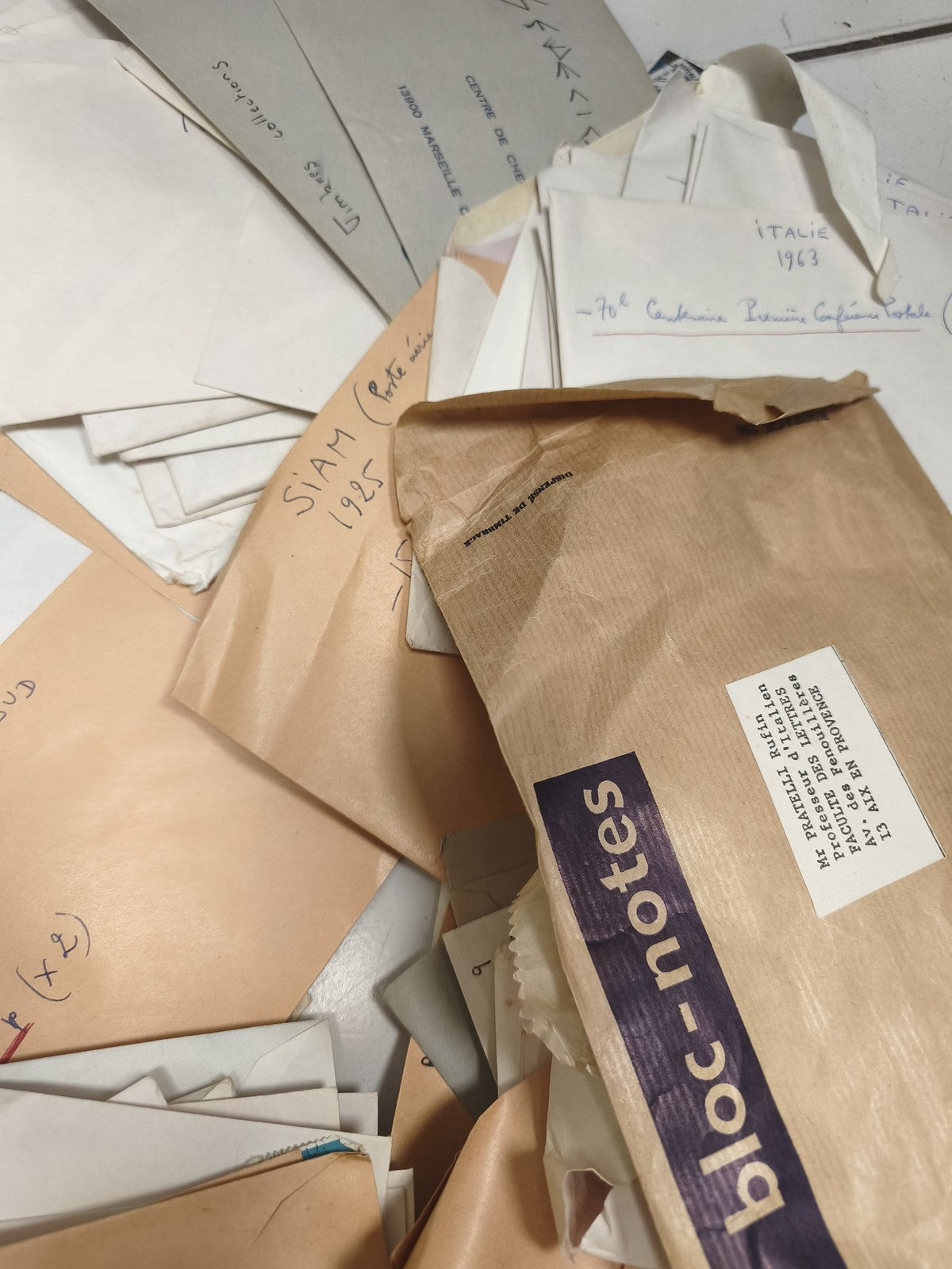 Lot ancien enveloppes triées timbres philatélie France Suisse Europe vrac