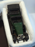 Véhicule miniature ancien vert, voiture rétro vintage, objet d’occasion déco