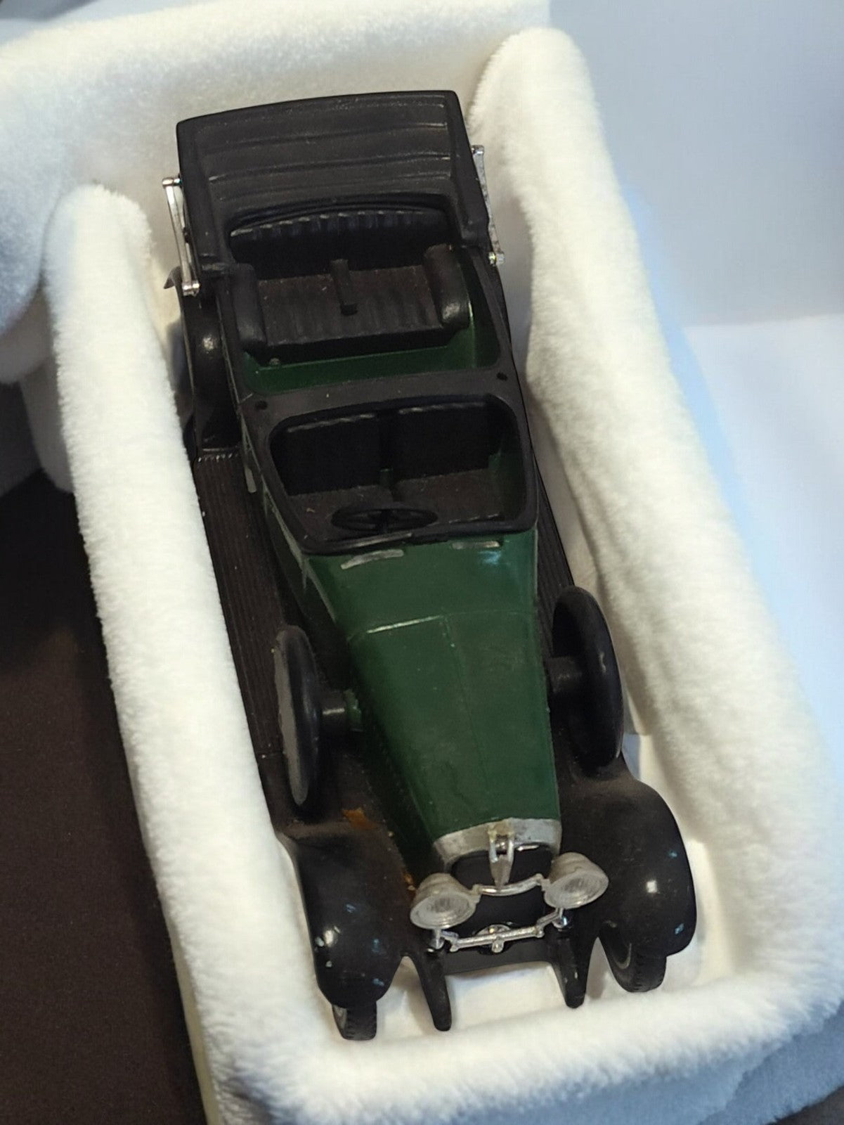 Véhicule miniature ancien vert, voiture rétro vintage, objet d’occasion déco
