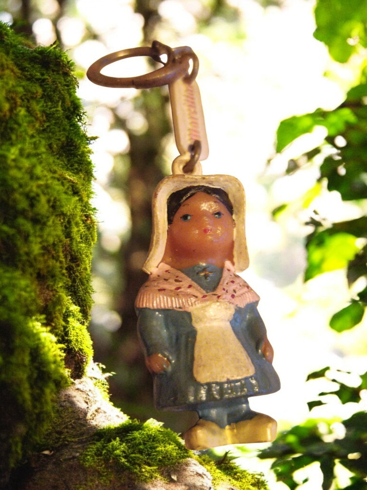 Porte-clés vintage publicitaire métal figurine costume régional ancien