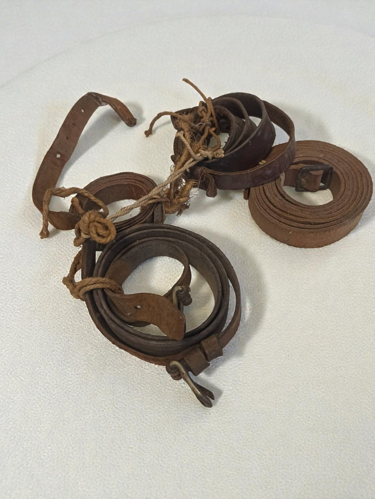Lot sangles militaires anciennes vintage, lanières aspect cuir, accessoire unifo