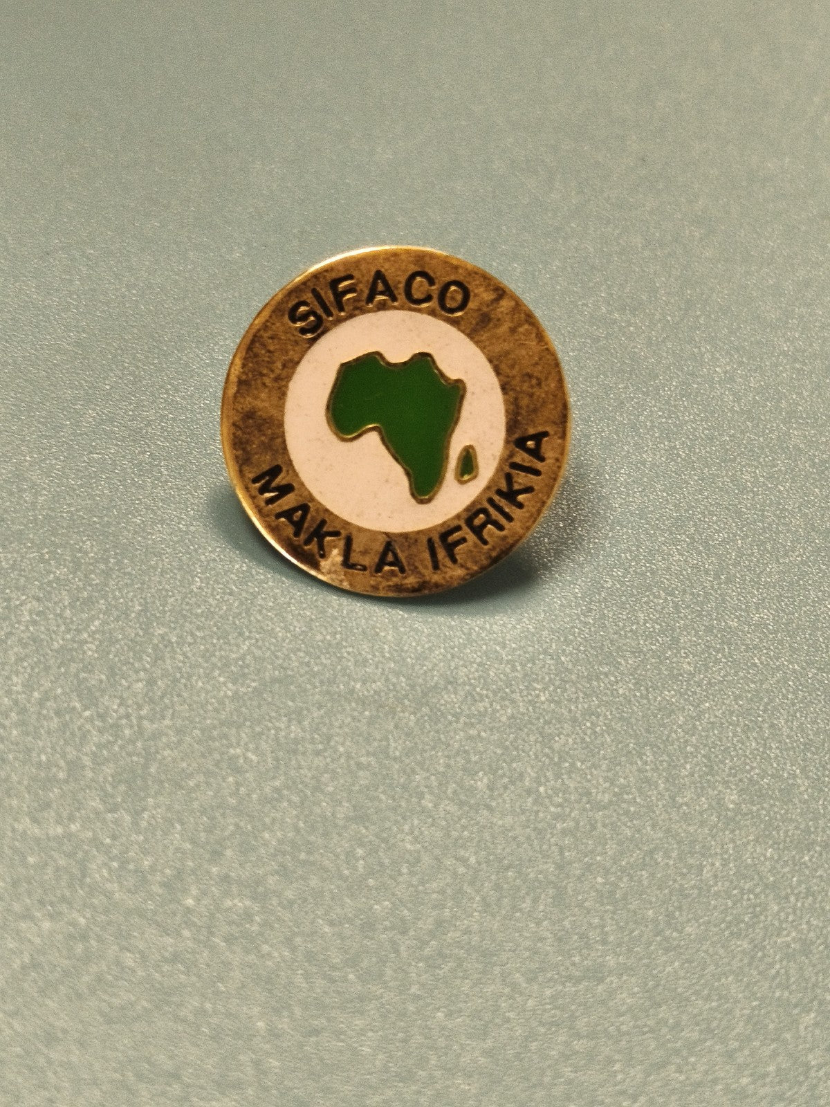 Pin's vintage Sifaco Makla Afrikia, carte Afrique, collection badge ancien