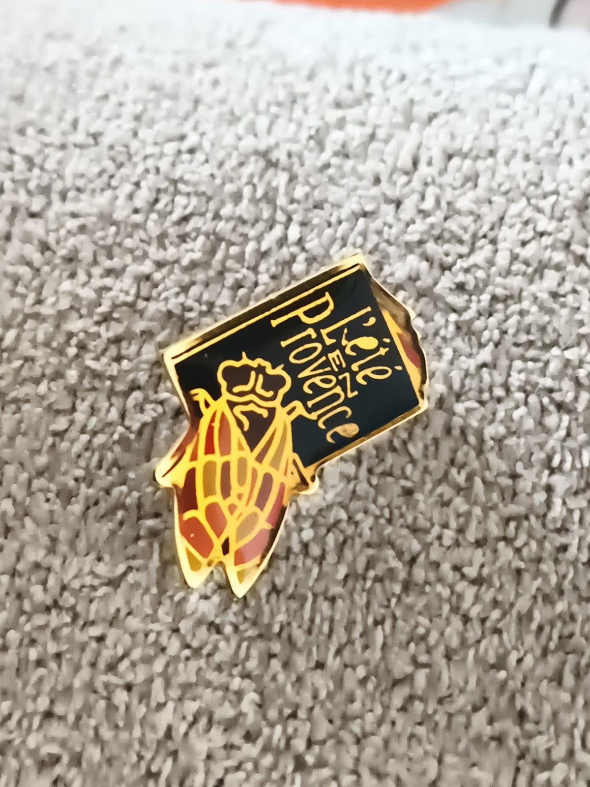 Pin's vintage L'été en Provence abeille émaillé noir doré (Ref 8)