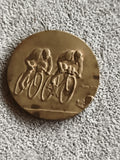 Médaille ancienne cyclisme bronze, relief deux coureurs, sport vintage