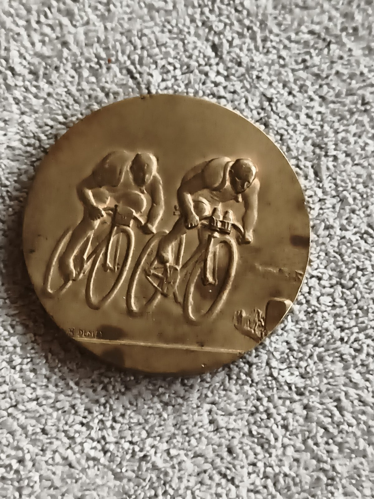 Médaille ancienne cyclisme bronze, relief deux coureurs, sport vintage
