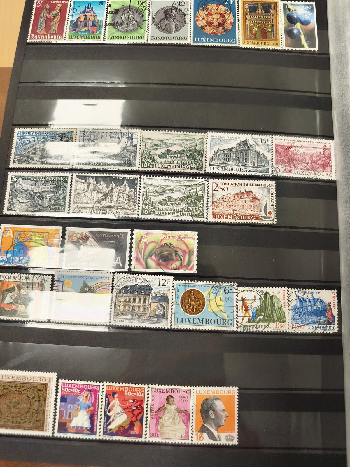 Lot timbres Luxembourg multicolores différents thèmes, philatélie (support exclu
