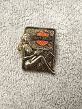 Pin's Harley-Davidson ancien logo relief femme vintage badge moto métal