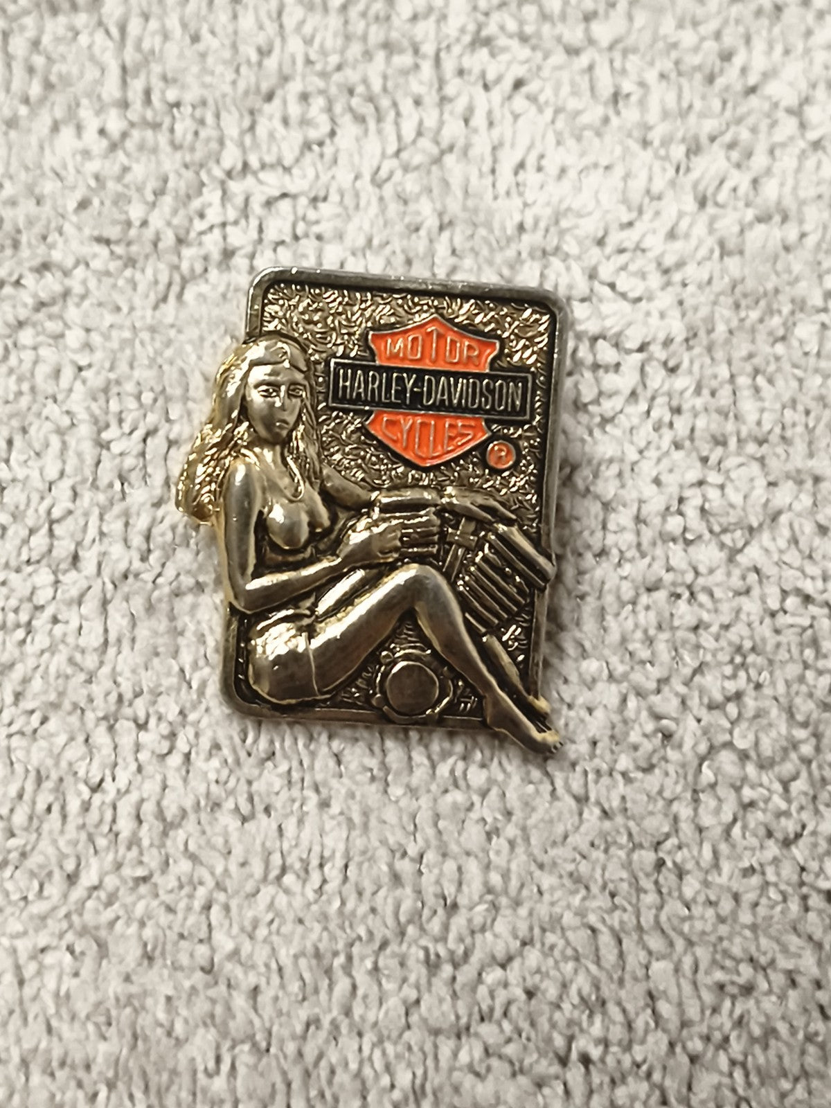 Pin's Harley-Davidson ancien logo relief femme vintage badge moto métal