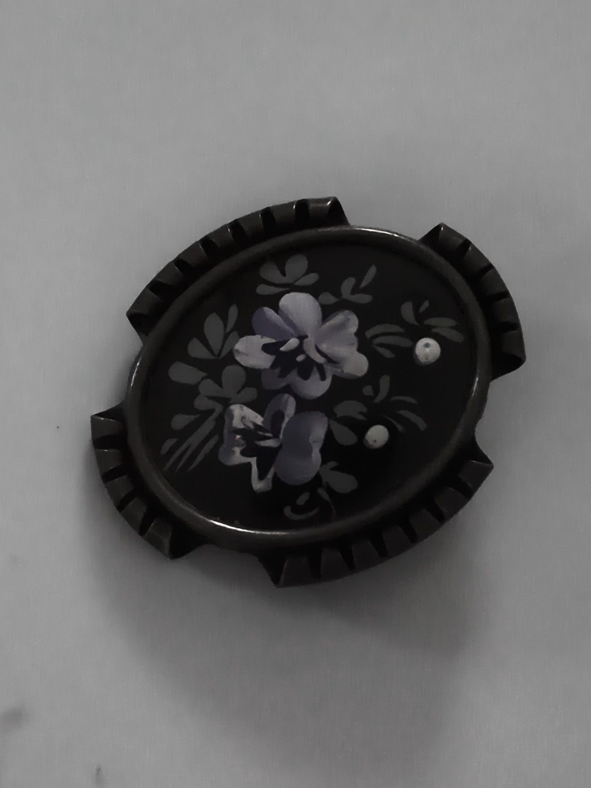Broche vintage noire motif floral violet, bijou rétro ancien, ovale décor main
