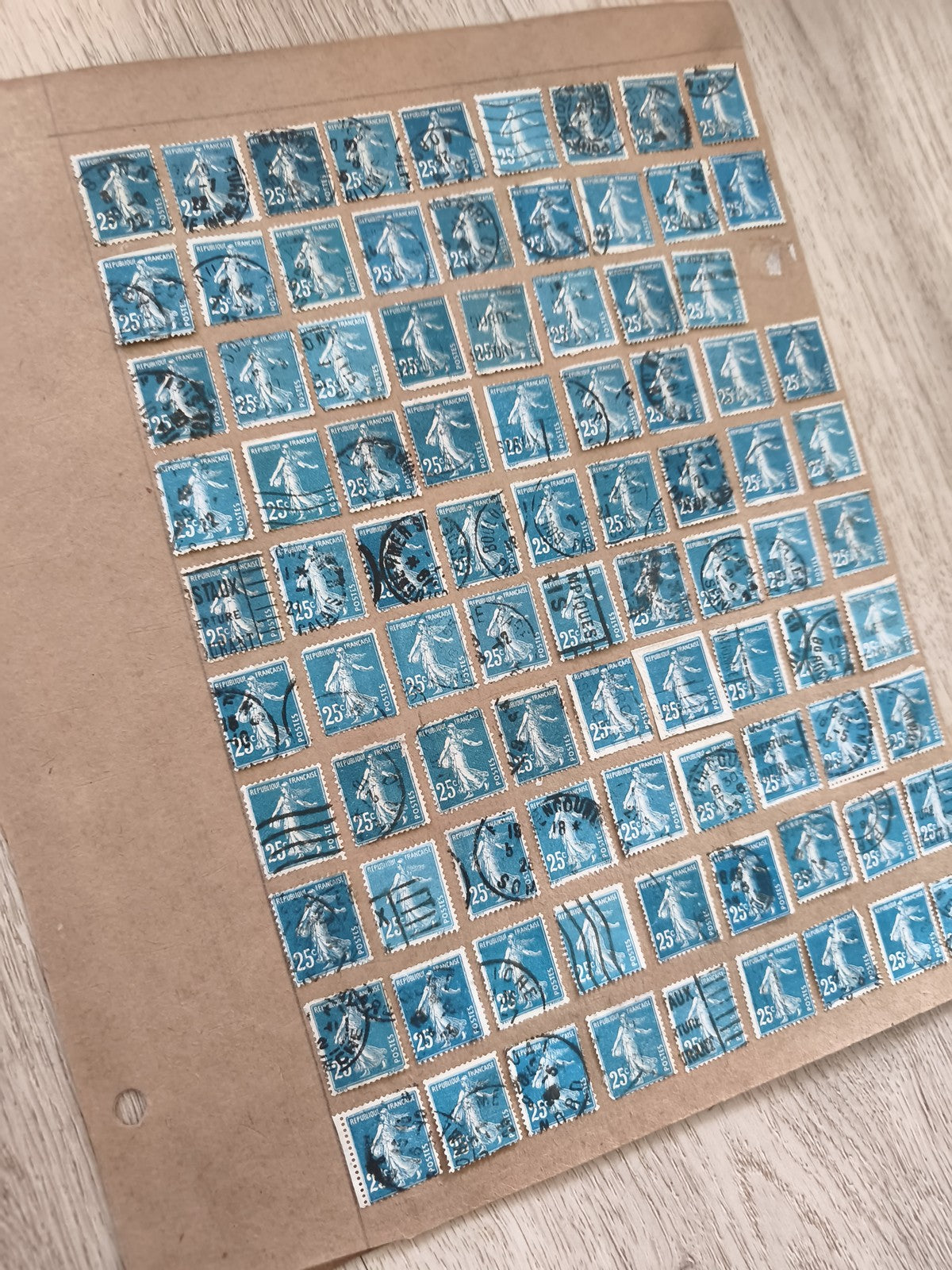 Gros lot ancien timbres Marianne bleus 25c sur planche philatélie étude