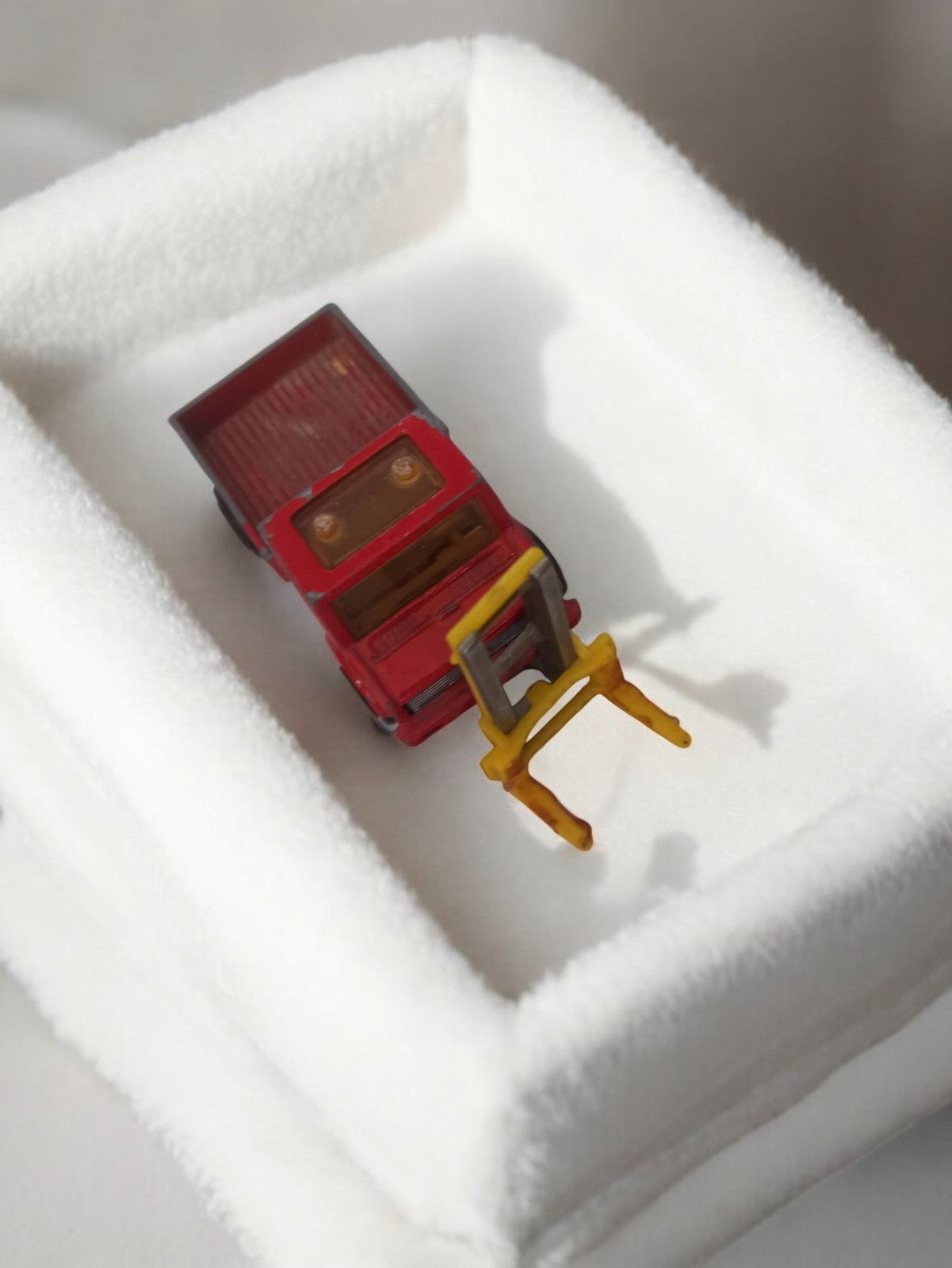 Véhicule miniature ancien chariot élévateur rouge jaune rétro vintage jouet