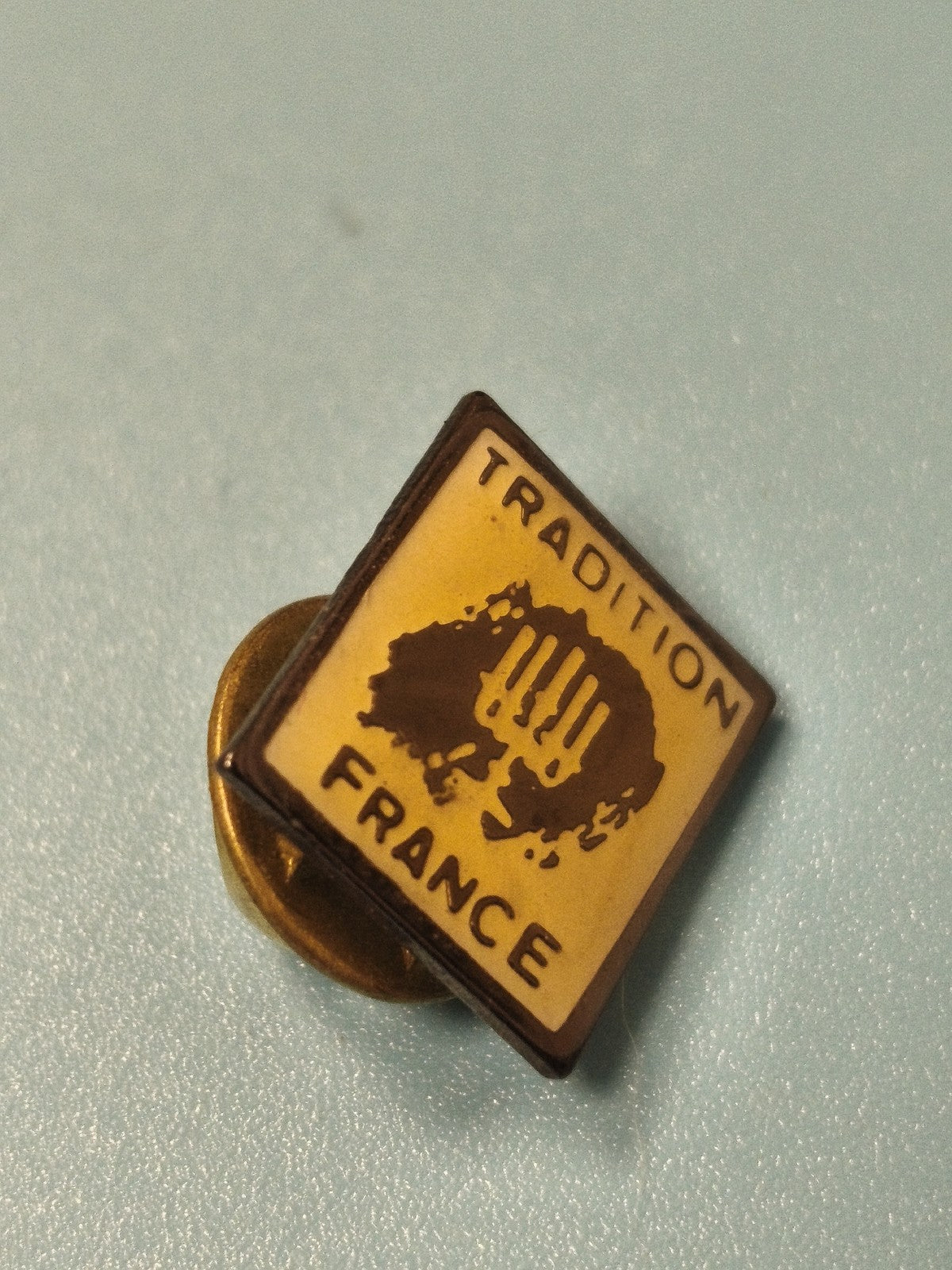 Pin's vintage Tradition France carré jaune marron collection rétro (Ref 17)