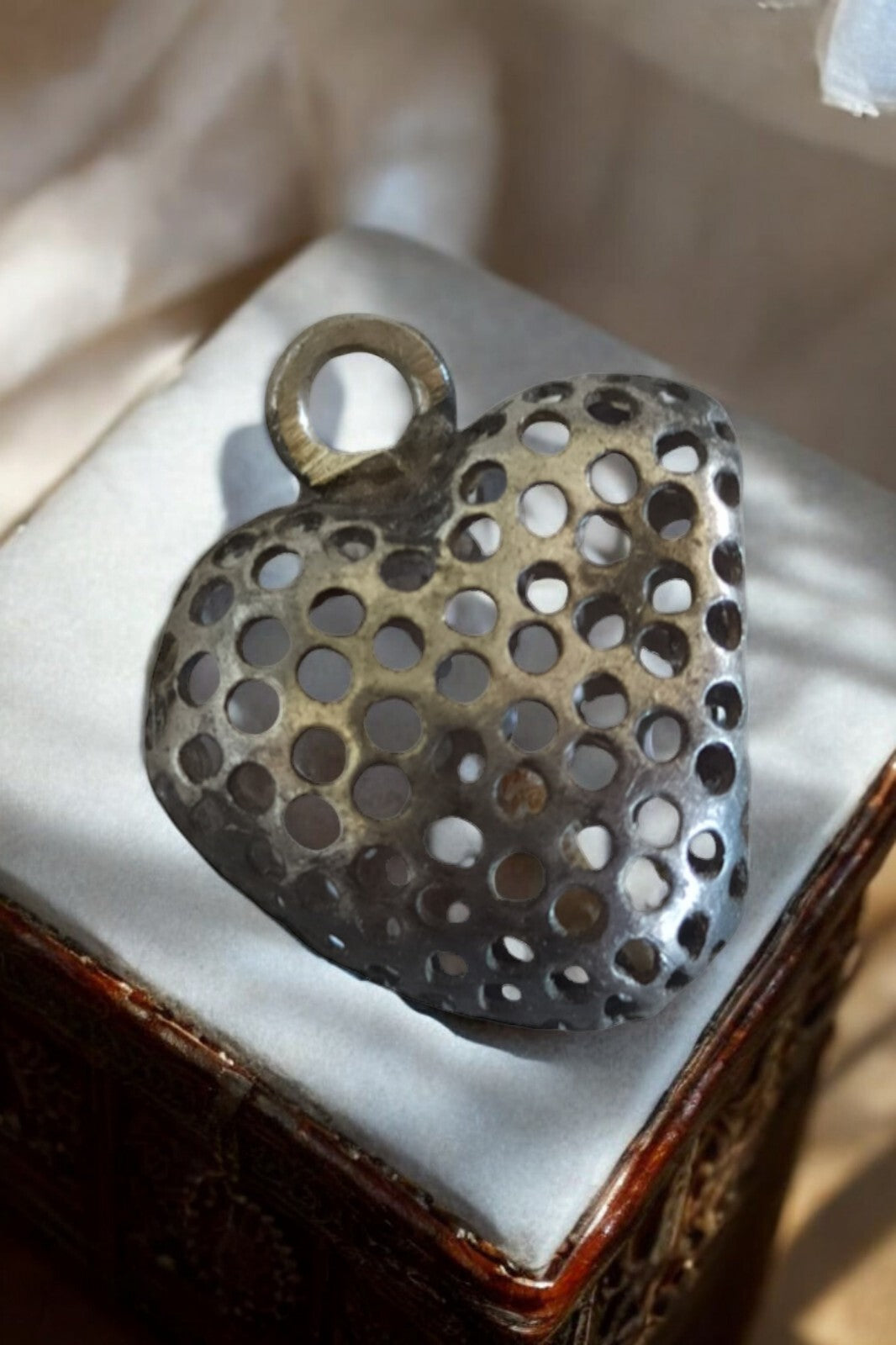Pendentif cœur artisanal ajouré aspect métallique bijou fantaisie