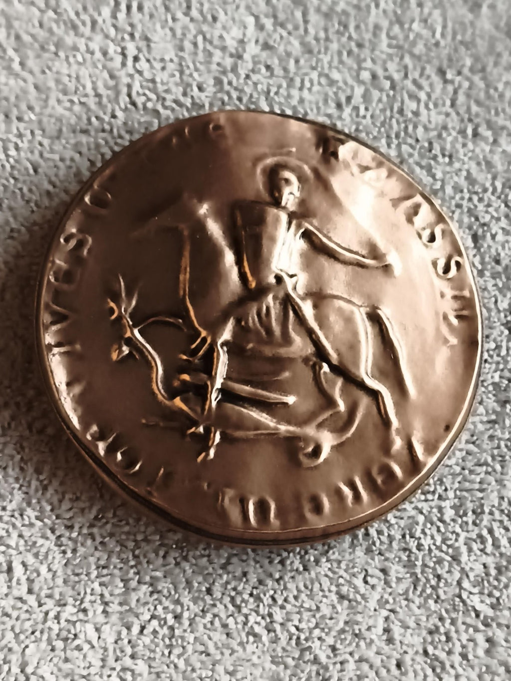Médaille ancienne Saint Georges bronze relief cavalier dragon