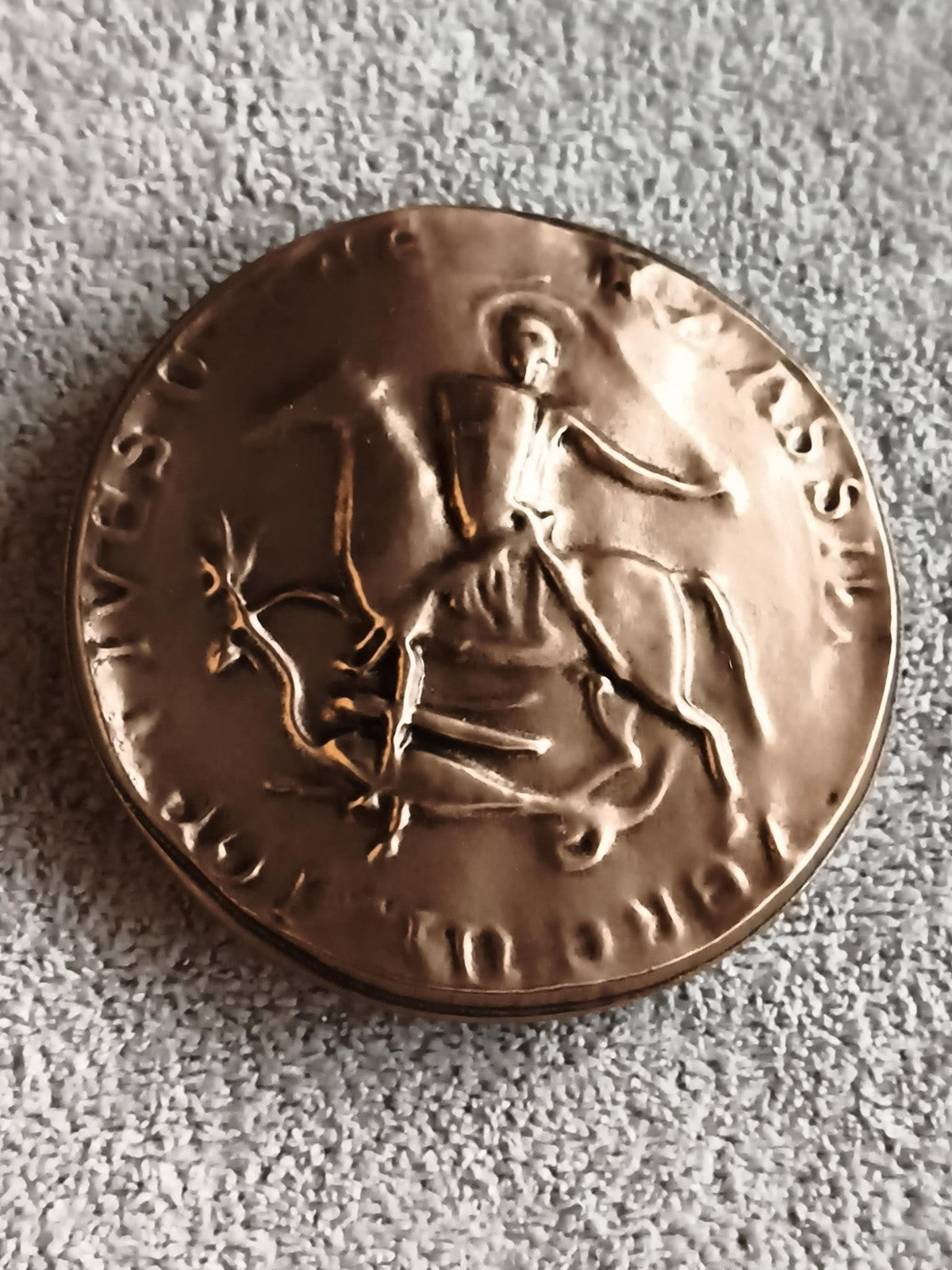 Médaille ancienne Saint Georges bronze relief cavalier dragon