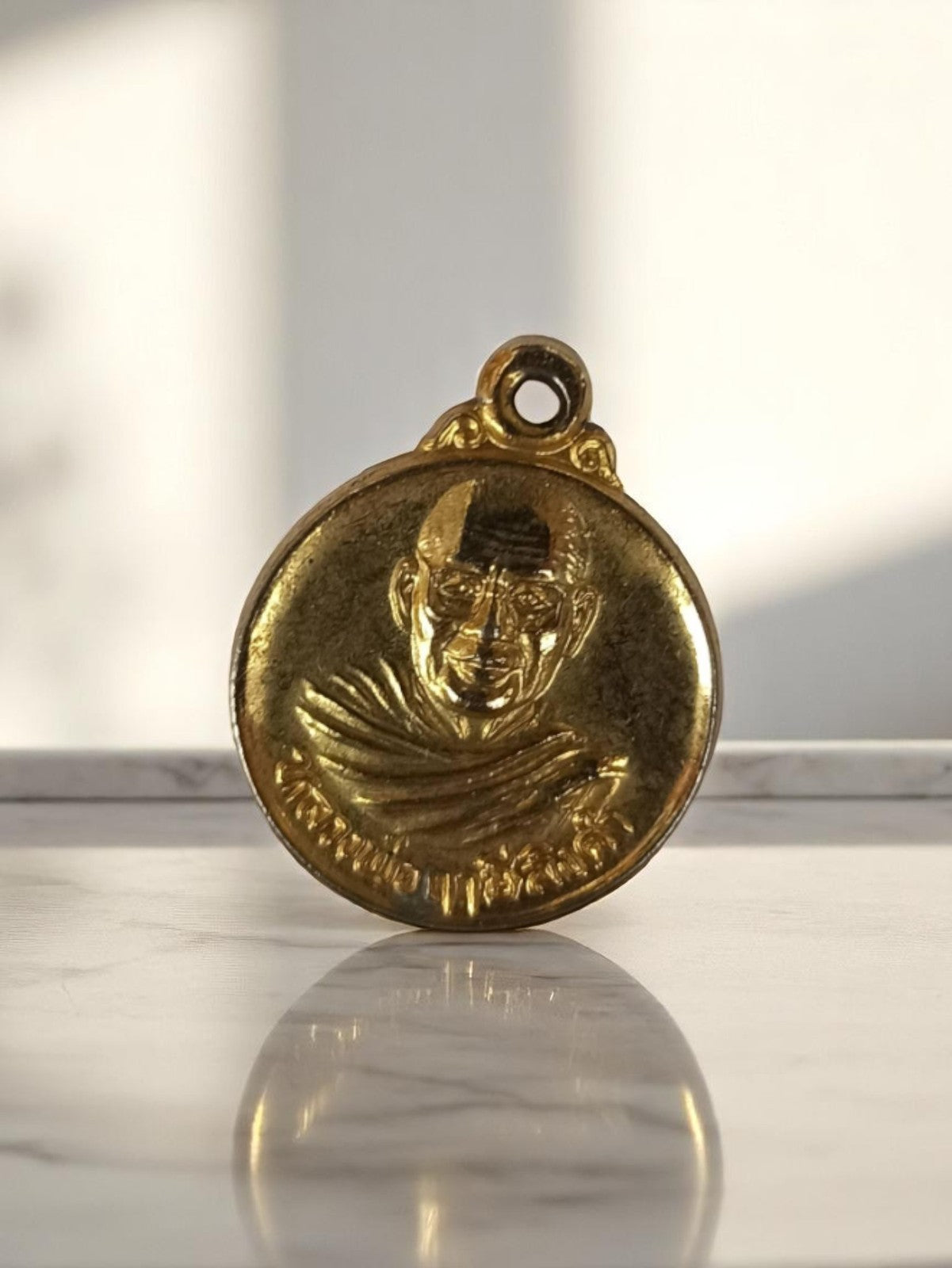 Médaille religieuse vintage dorée, effigie moine, parfait état