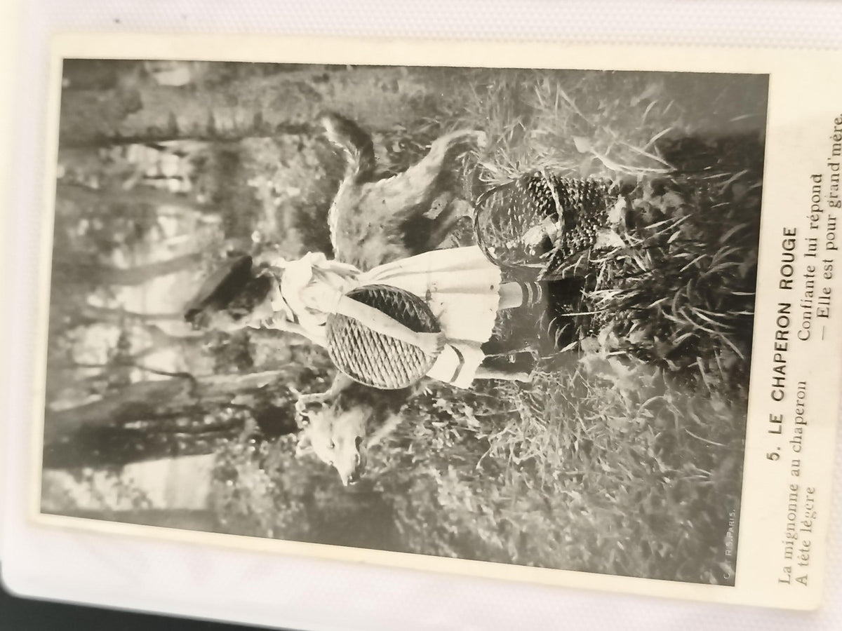 Carte postale ancienne Le Chaperon Rouge photo noir et blanc conte enfant CPA