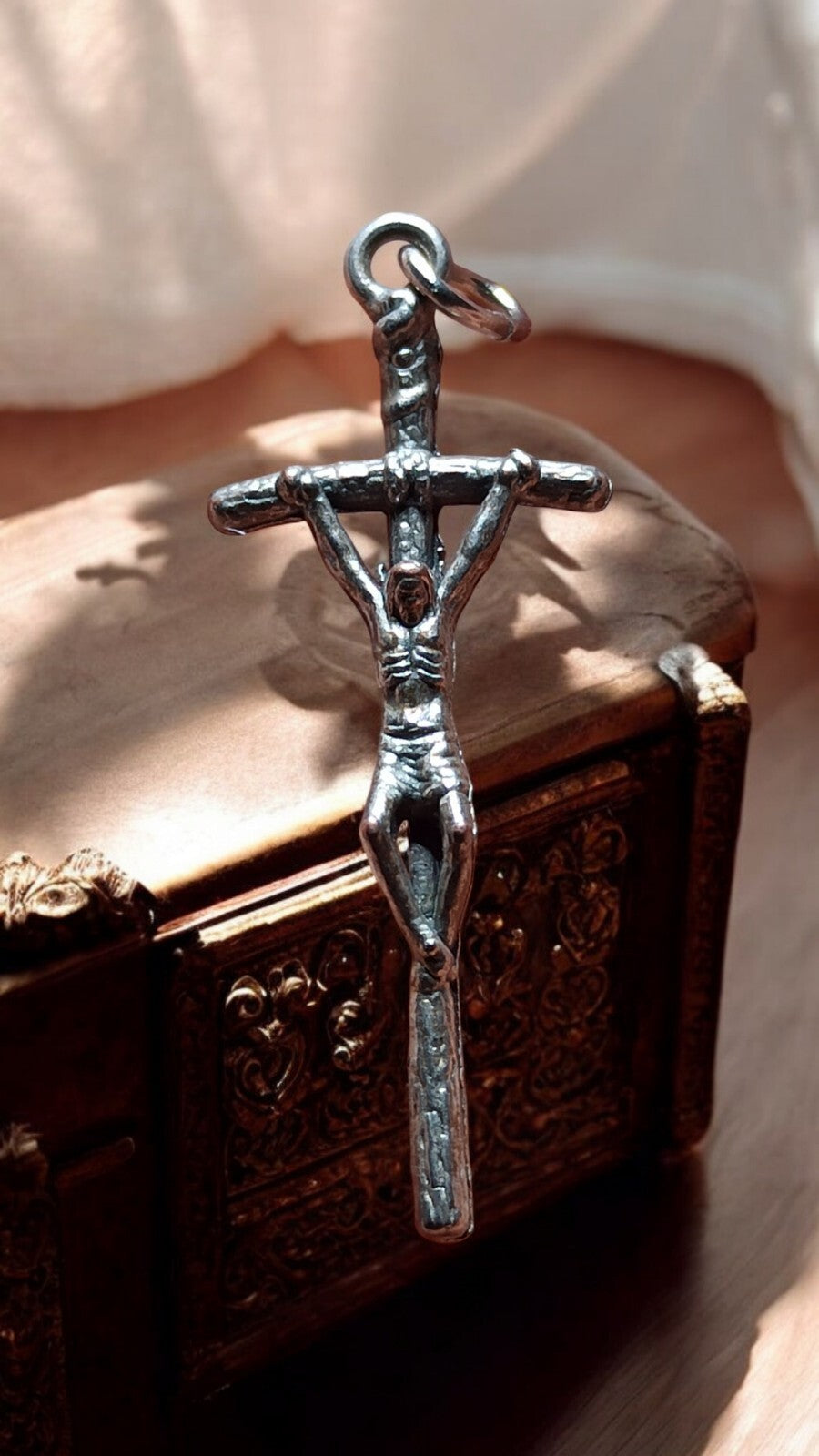Croix Christ en métal doré, pendentif religieux vintage, style artisanal