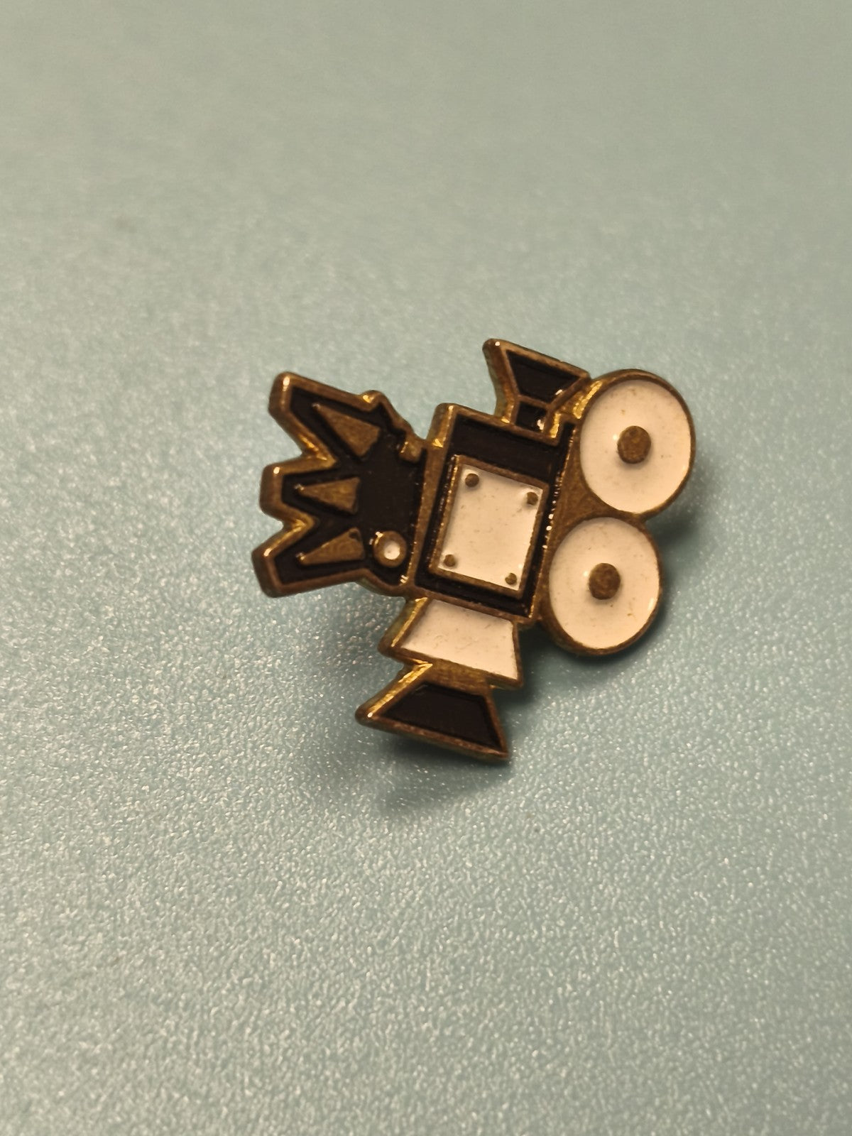 Vintage pin's caméra émaillé noir et blanc, objet rétro cinéma collection