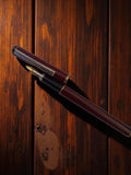 Stylo plume vintage Pierre Cardin bordeaux capuchon métal plume dorée