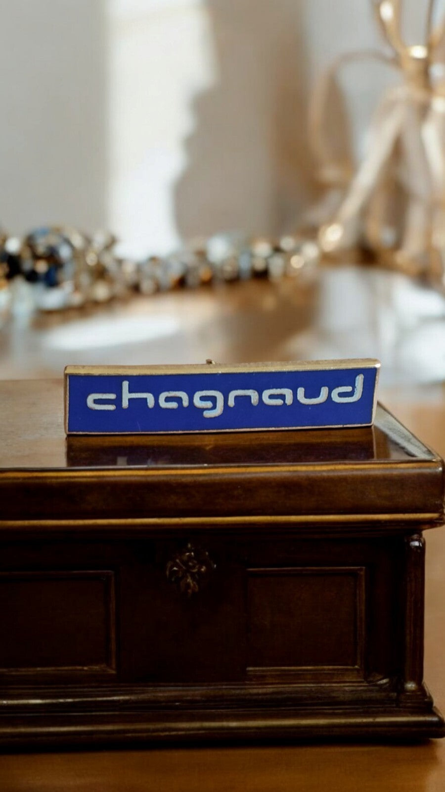 Pin's vintage Chagnaud bleu, lettrage blanc, style rétro badge ancien