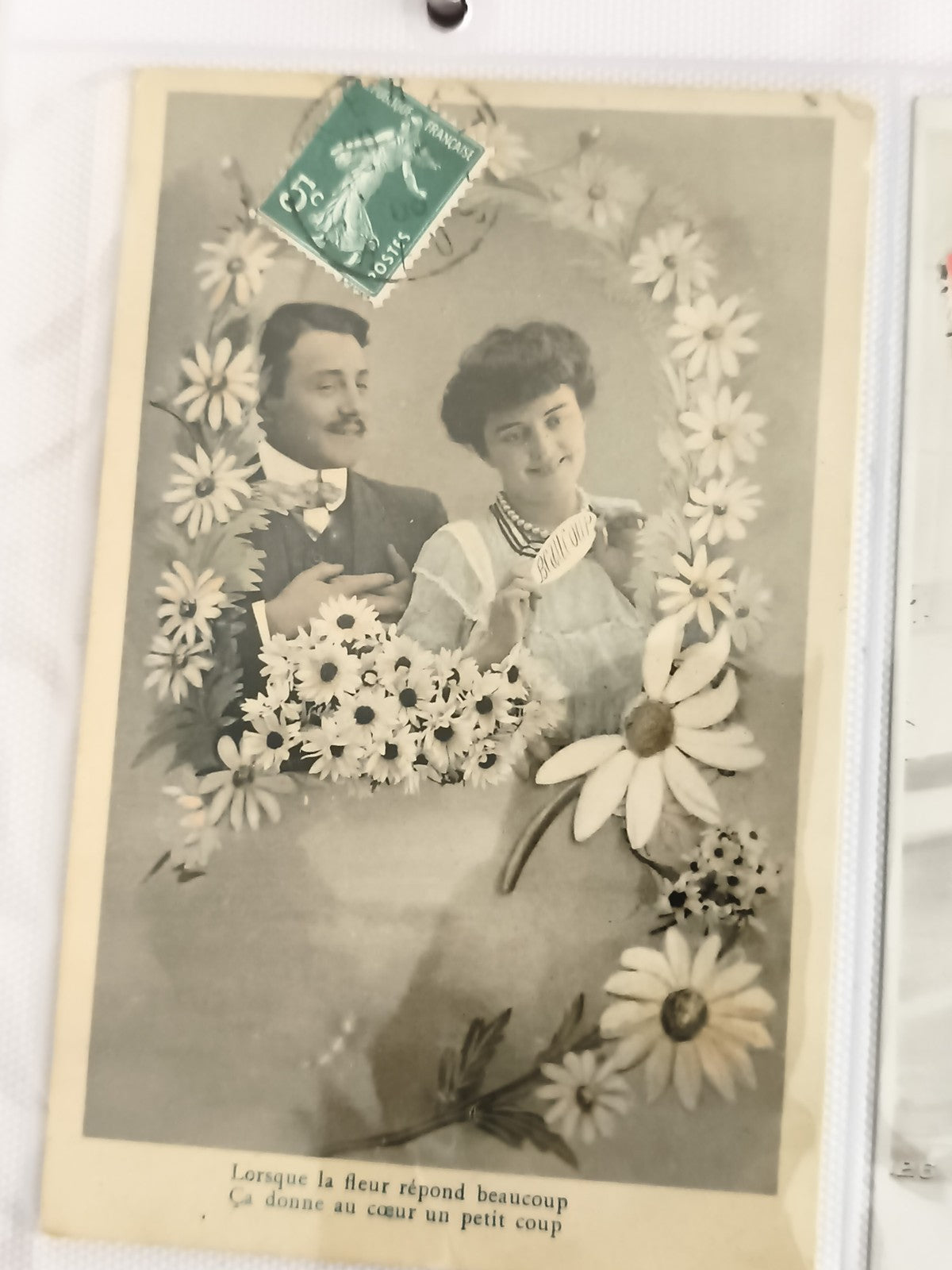 Carte postale ancienne fleurie, couple Belle Époque, timbre 5c vert, CPA