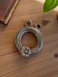 Pendentif vintage métal argenté fleur années 50 bijou ancien deadstock