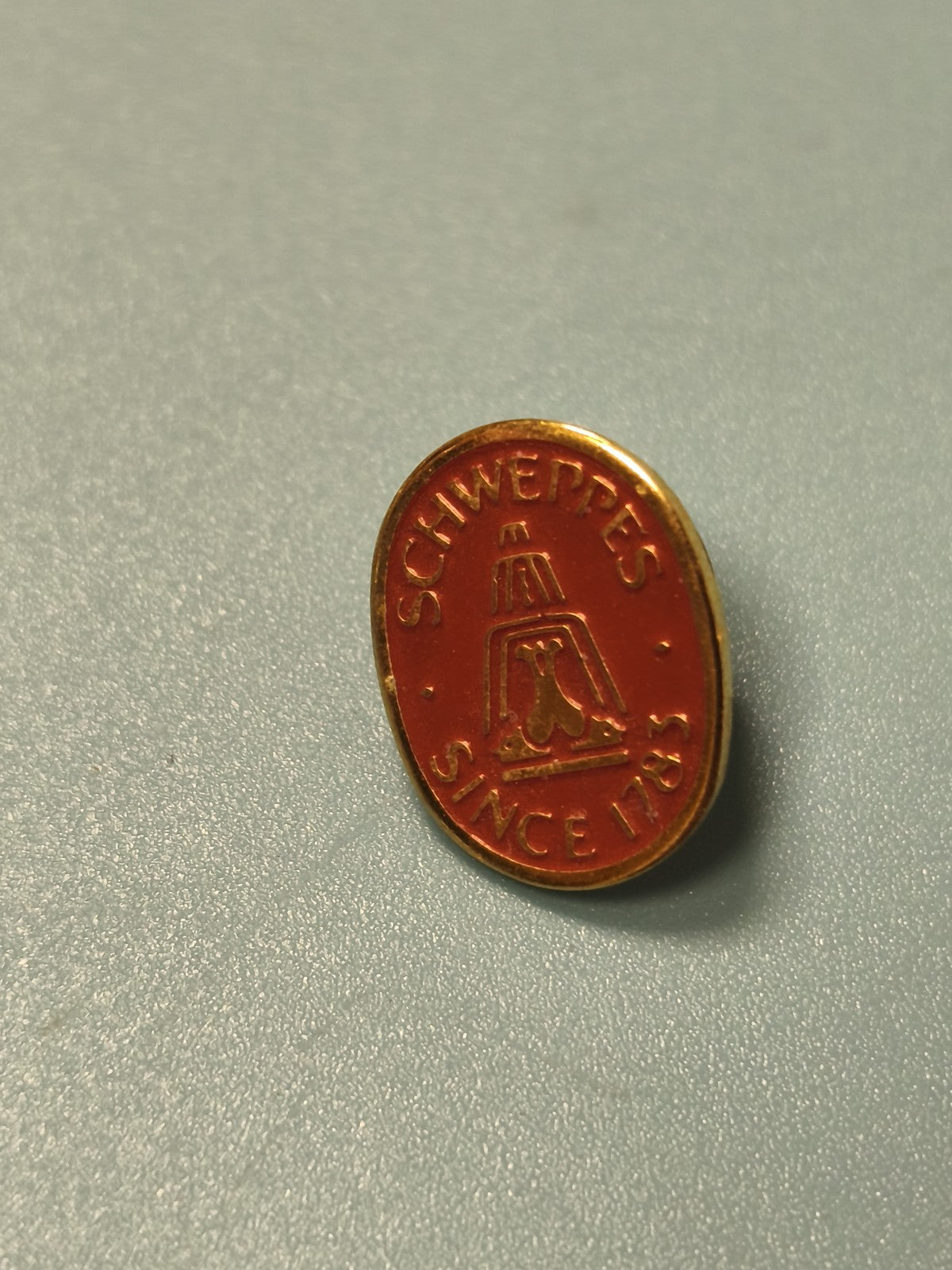 Pin's vintage Schweppes rouge ovale ancien logo collection boisson (Ref 13)