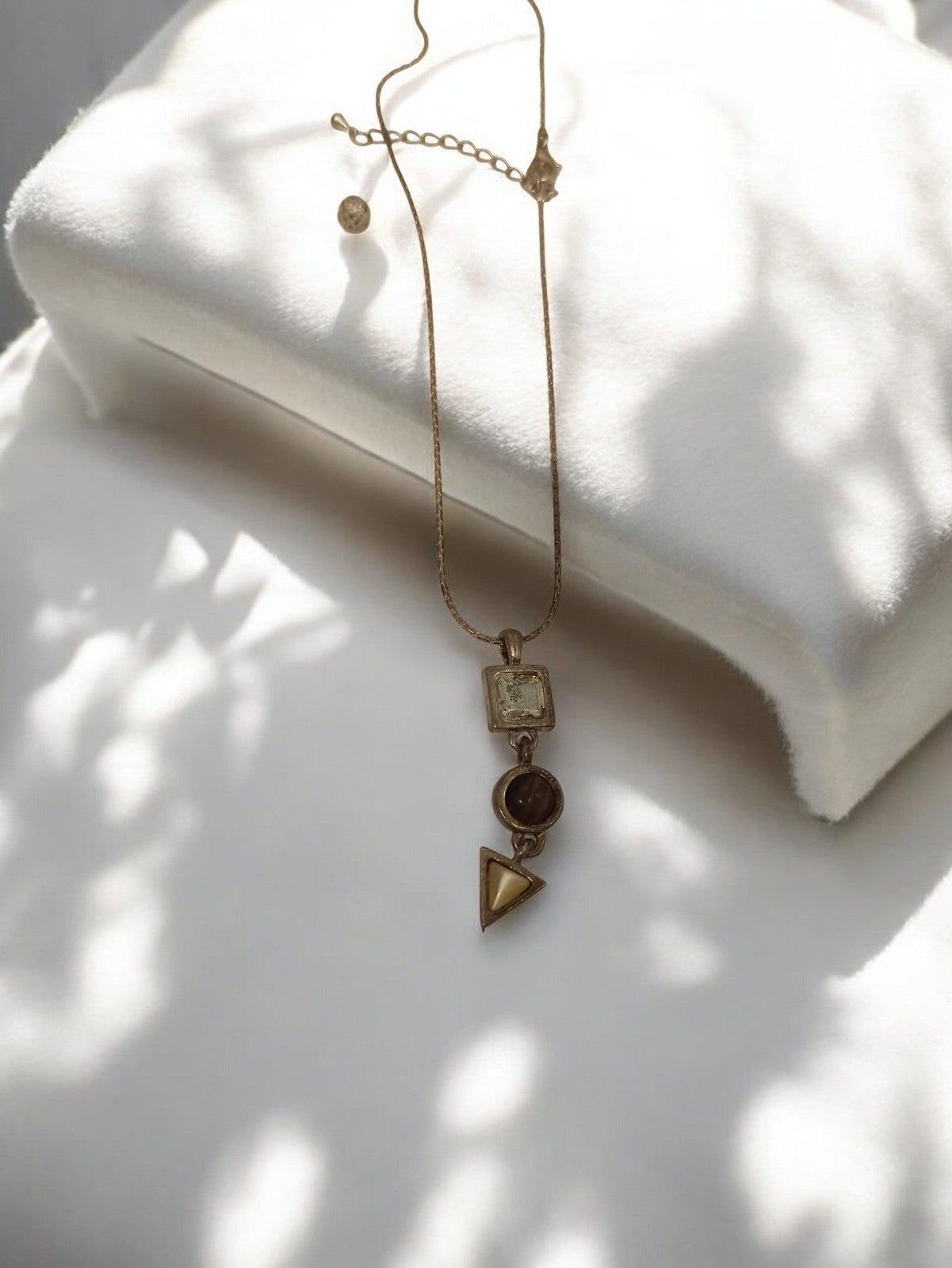 Collier pendentif géométrique rétro vintage doré, bijou fantaisie ancien