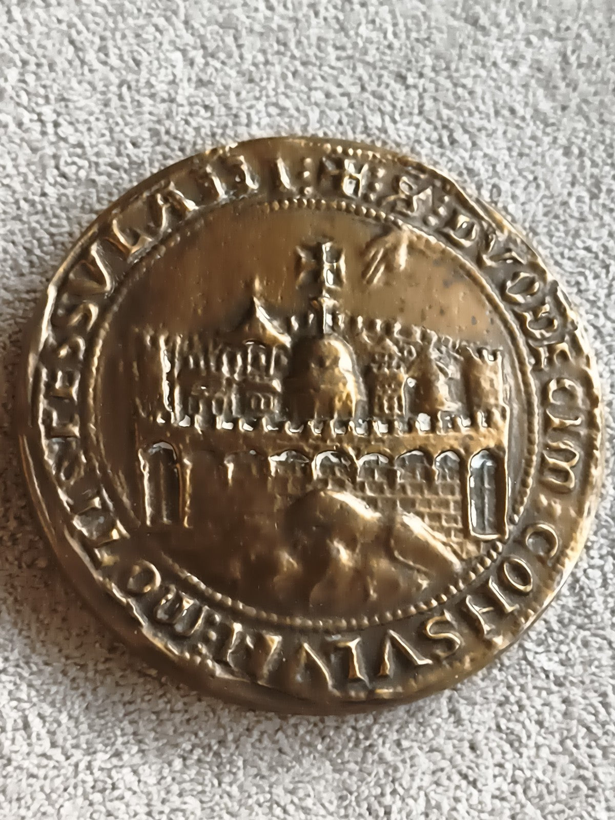 Médaille ancienne dorée Vierge à l'Enfant motif religieux iconographie
