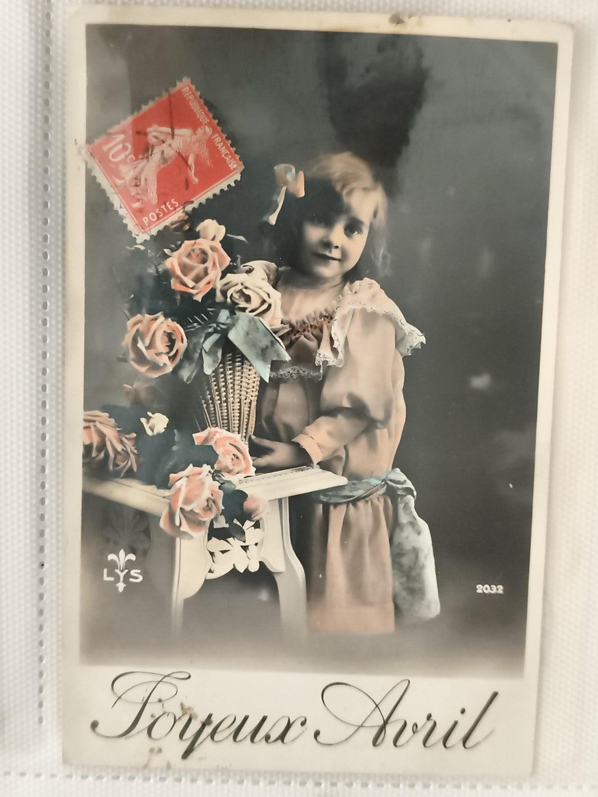 Carte postale ancienne Joyeux Avril fillette roses LYS 2032 timbre rétro CPA
