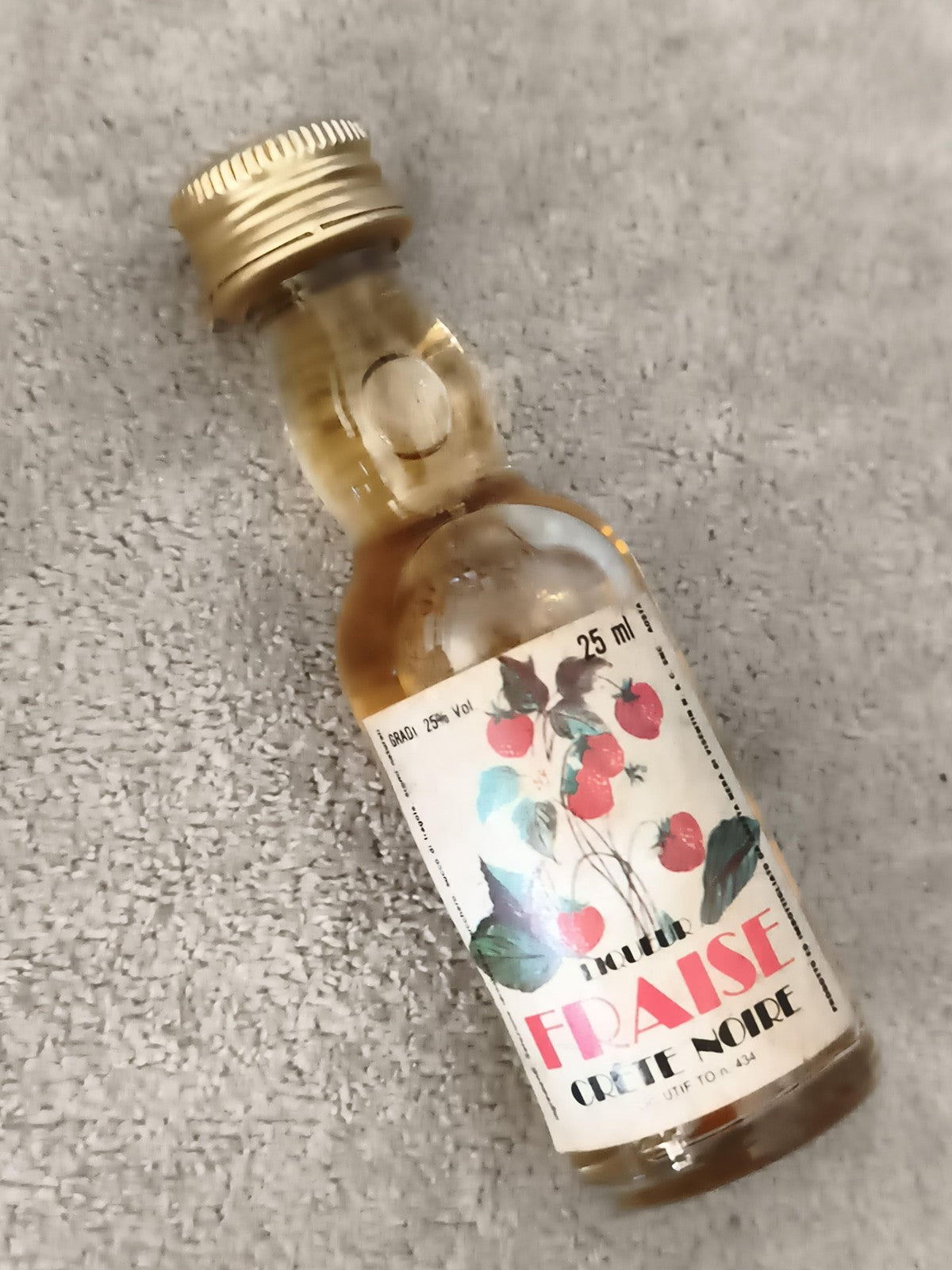 Miniature liqueur FRAISE Crête Noire 25 ml partiellement remplie