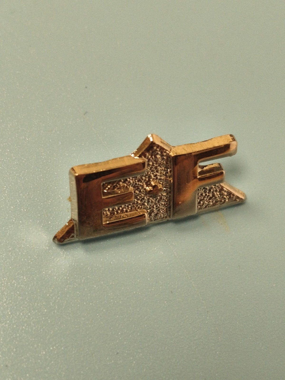 Vintage pin's EF métal doré relief collection badge ancien déco rétro
