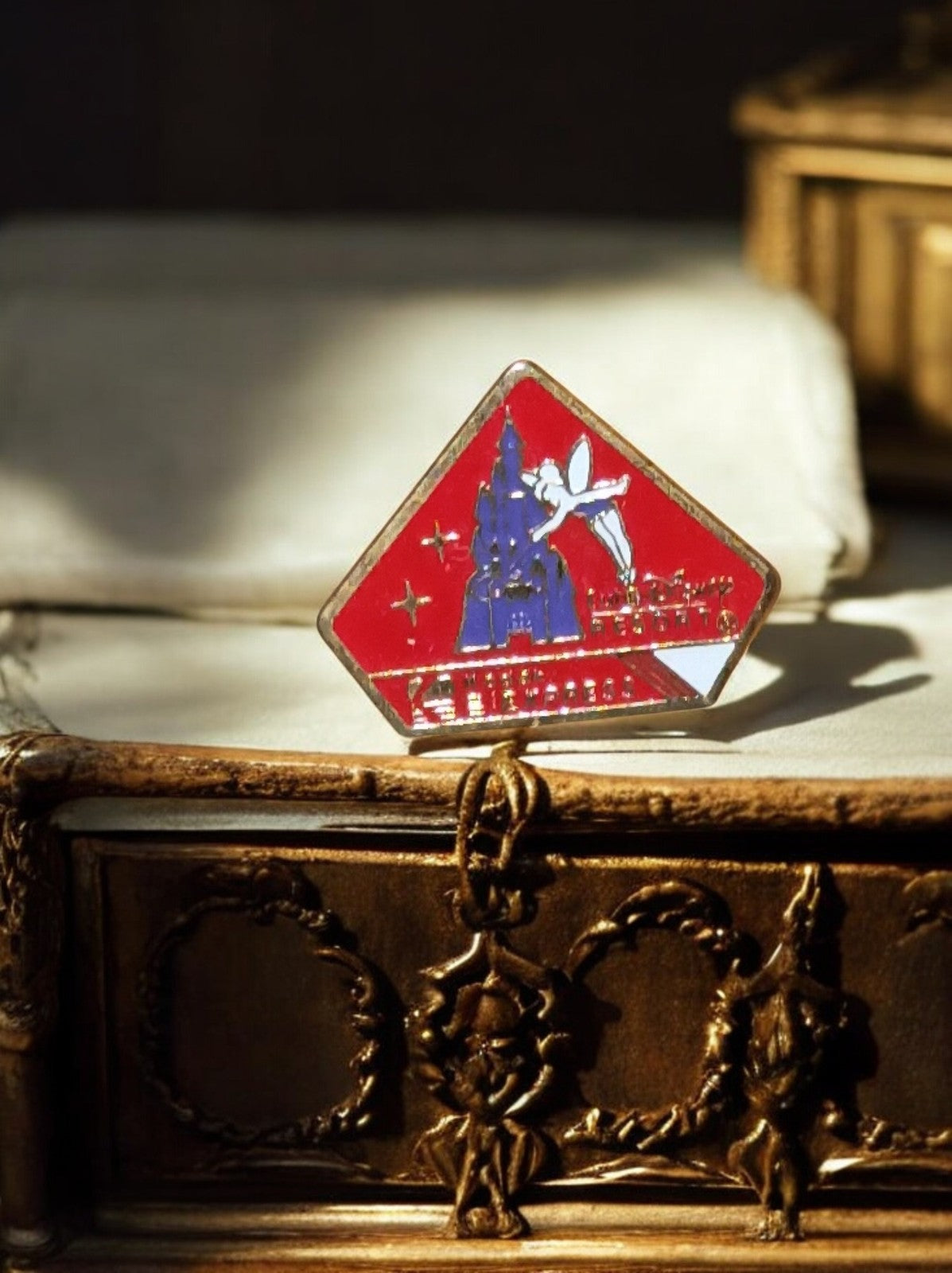 Pin's Euro Disney vintage, fée clochette château, émaillé rouge rare