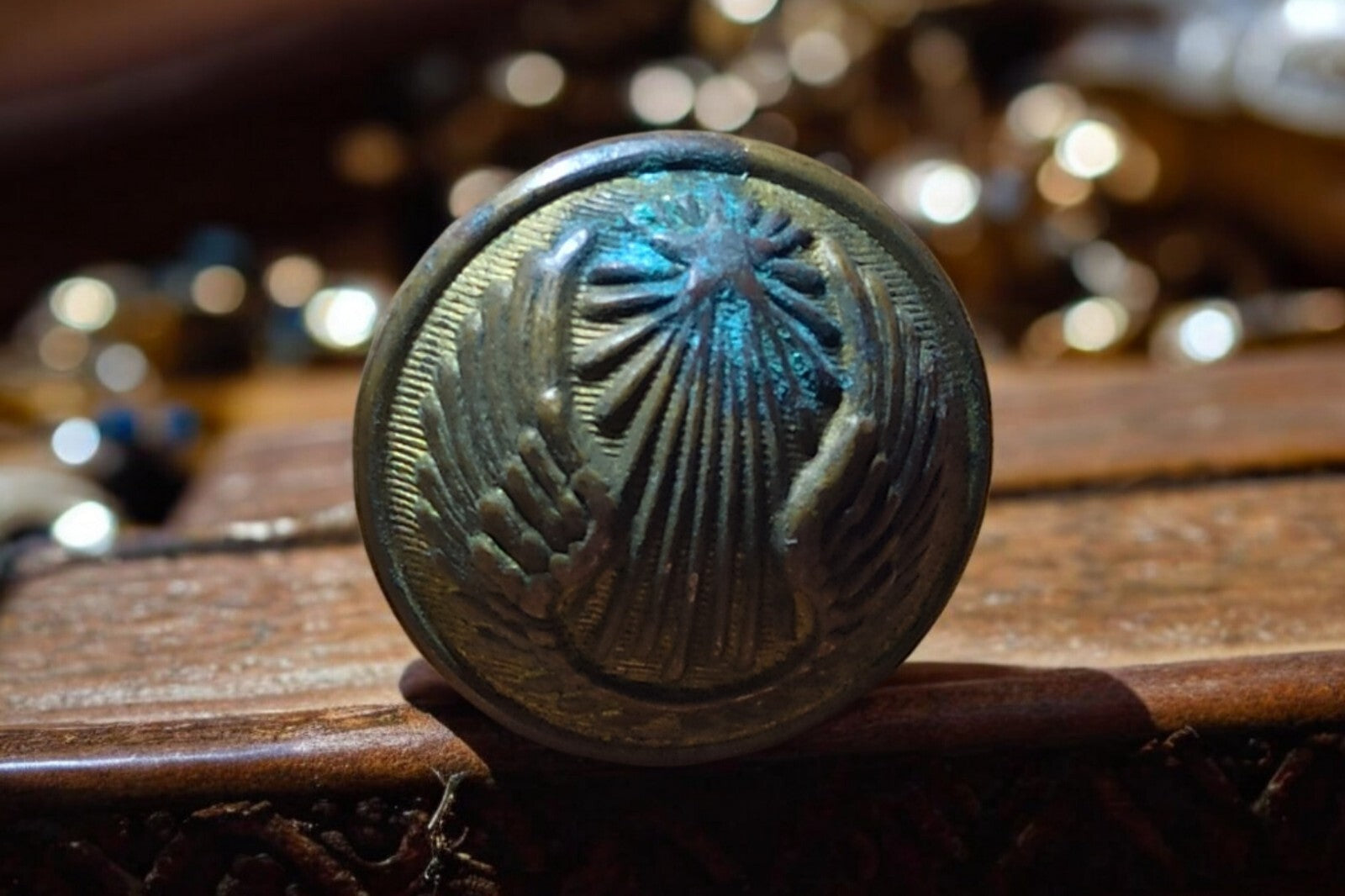 Bouton militaire aviation vintage doré blason ailes étoile ancien uniforme