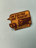 Pin's vintage Savane publicitaire rétro "On s'en paie une tranche" jaune et marr