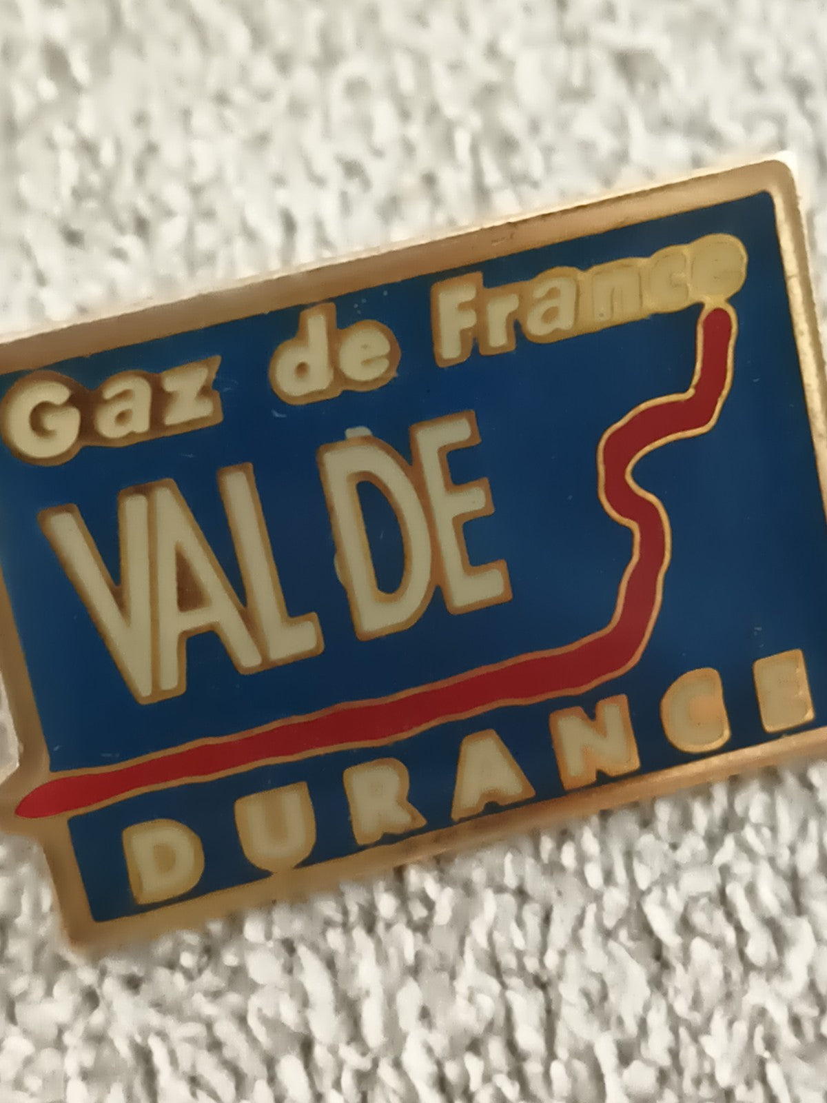 Pin's Gaz de France Val de Durance vintage, badge émaillé bleu or, années 90