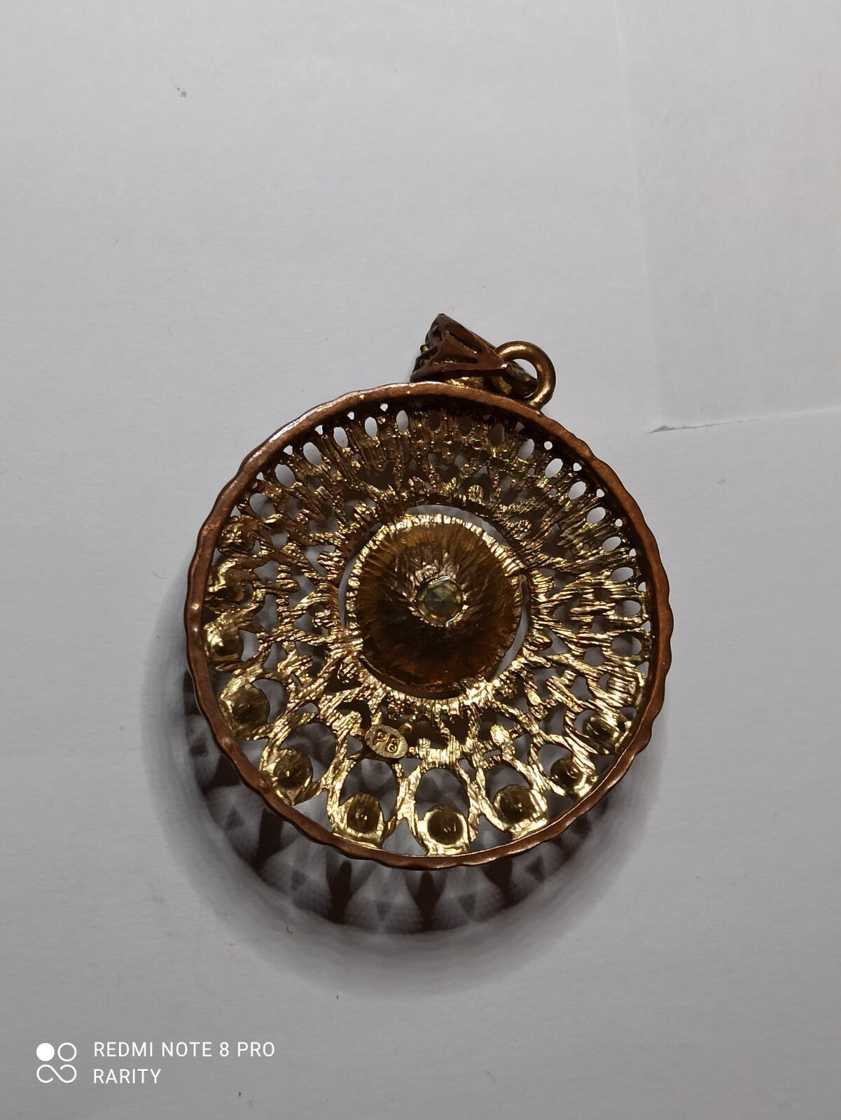 Pendentif vintage rond ajouré rouge rubis strass émaillé style rétro