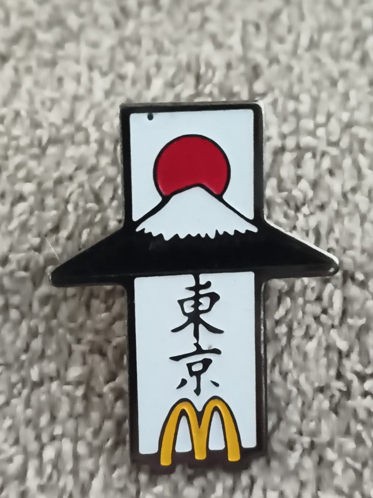 Pin's vintage McDonald's Tokyo Mont Fuji émaillé Japon années 90 (Ref 10)