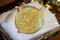 Pin's Gauloises vintage – casque ailé doré, édition collector, style rétro