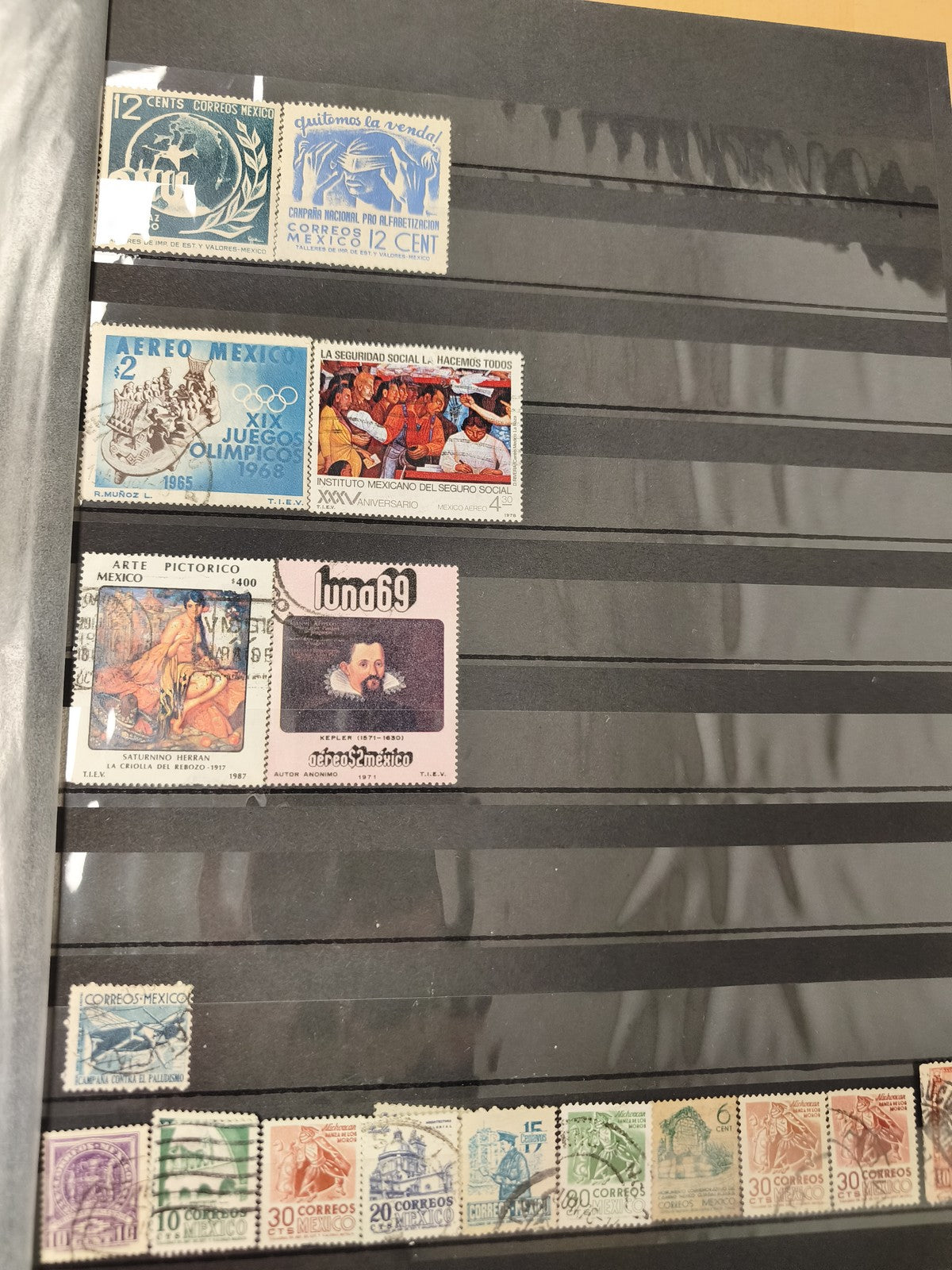 Lot de timbres mexicains multicolores thèmes variés (support non inclus)