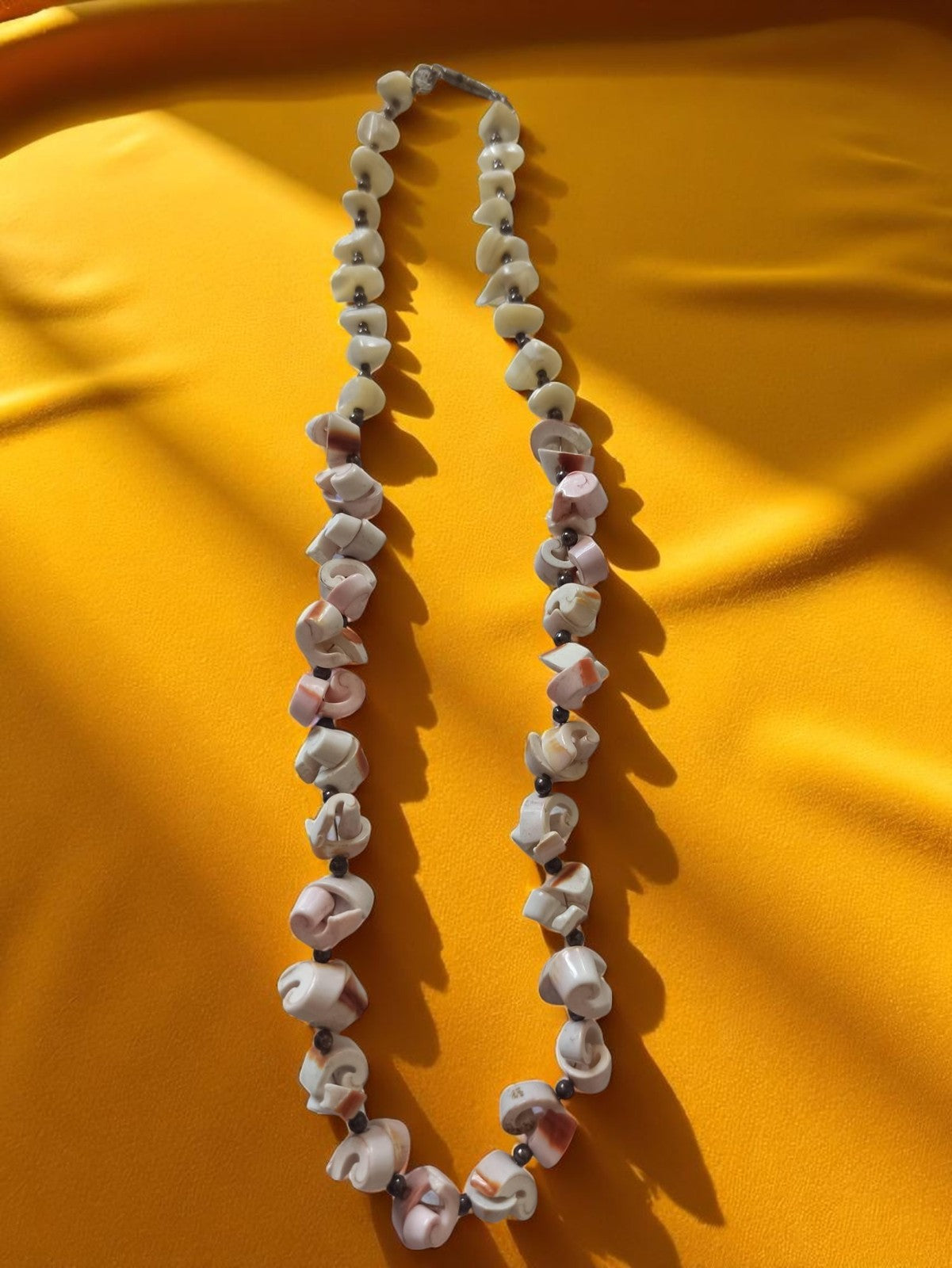 Collier vintage coquillages naturels, tons crème rose, bijou unique rétro