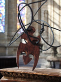 Pendentif vintage en bois sculpté, forme tribale unique, accessoire rétro