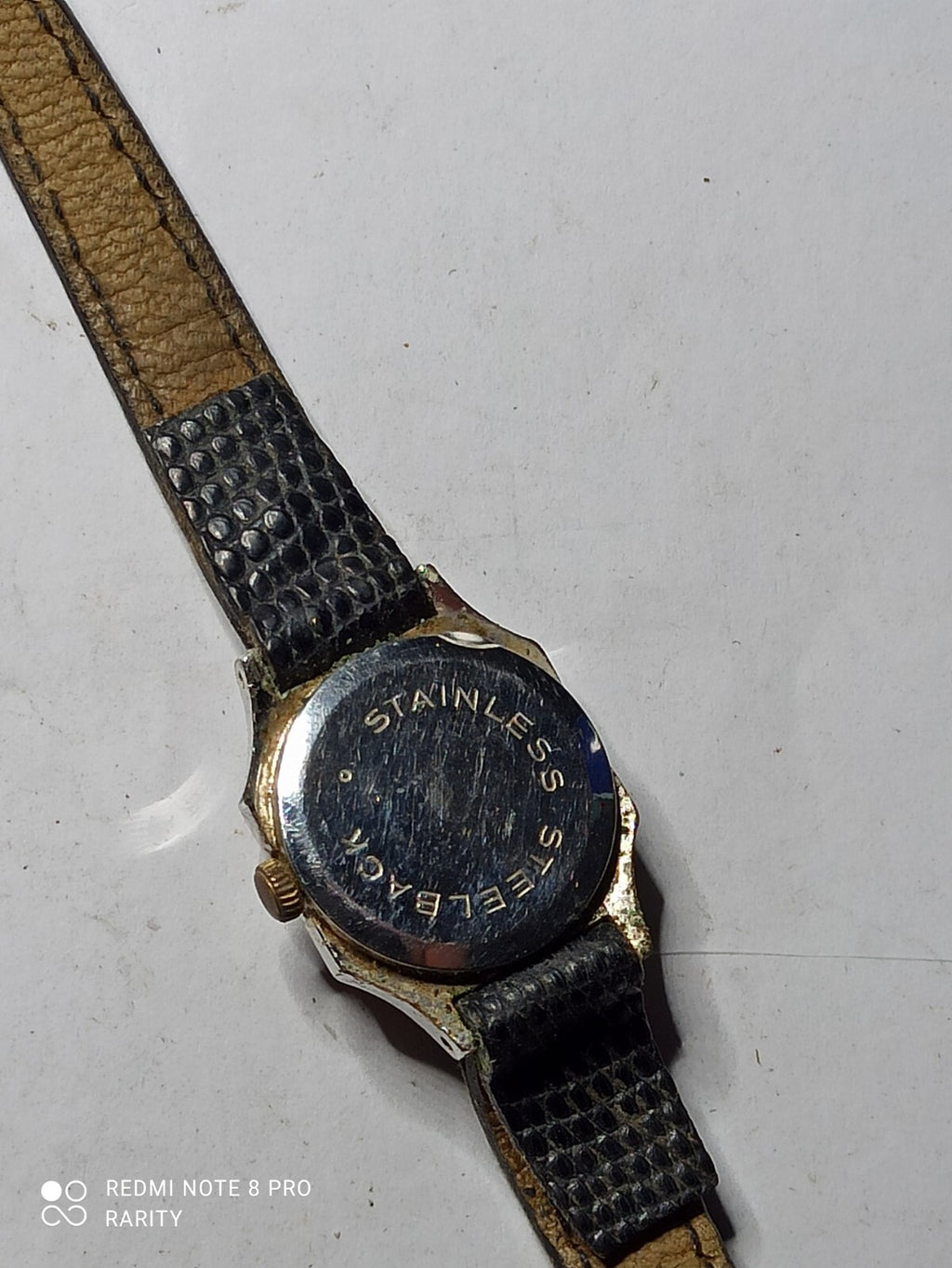 Montre femme vintage Constant Beuchat quartz, cadran doré, bracelet noir ancien