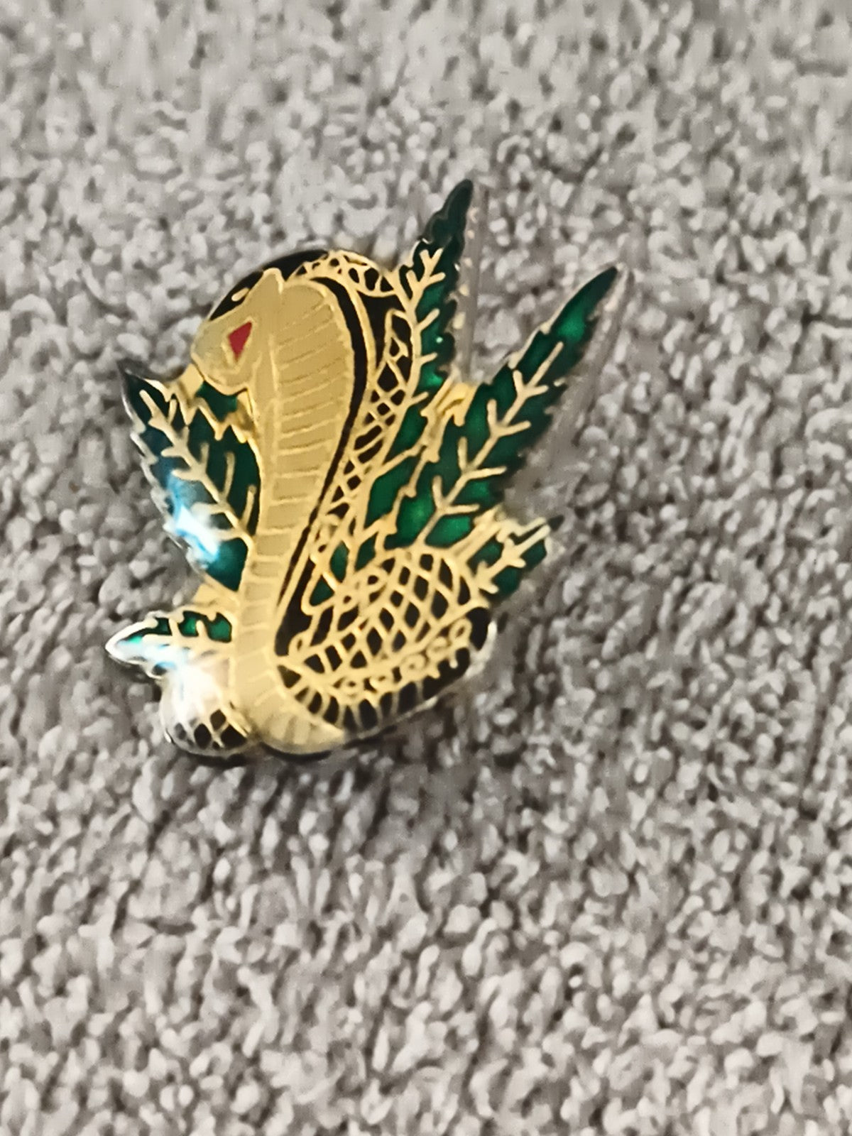 Pin's vintage cobra doré serpent émaillé motif feuille (Ref 8)