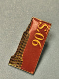 Pin's vintage 90's, motif building doré, fond rouge émaillé, collection (Ref 6)