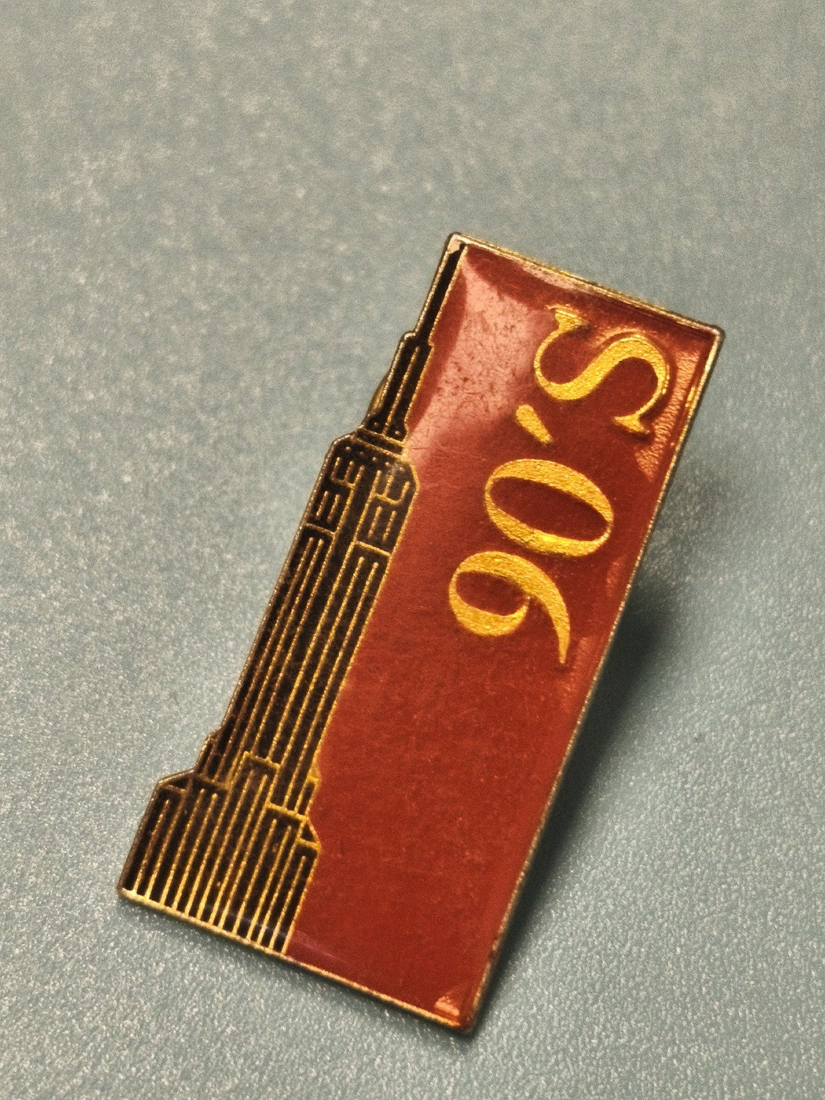 Pin's vintage 90's, motif building doré, fond rouge émaillé, collection (Ref 6)